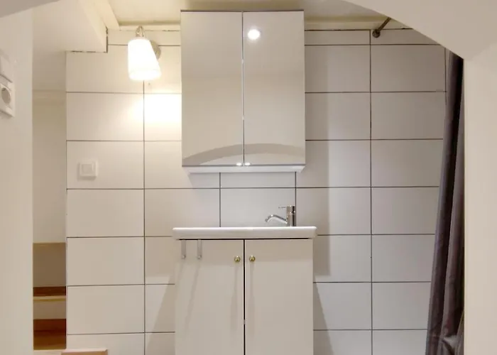 Duplex In Center 3 Mons